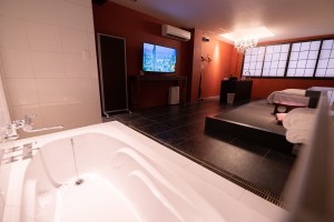 こちらのお部屋は、ベッドルームの横にバスタブをご用意しており、開放されたバスタブでリラックスするもよし、大きな画面で映画鑑賞するのもよし。浮世離れしたあなただけの素敵なひとときをお過ごしください。